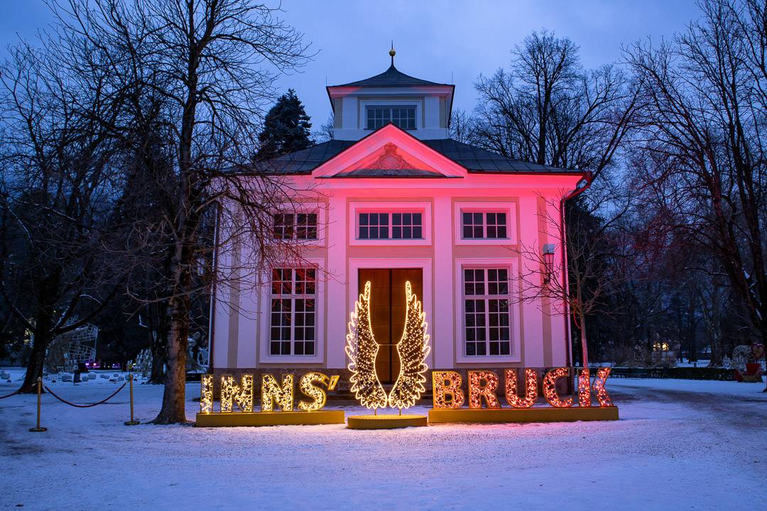 Der Innsbrucker Hofgarten am Rande der Altstadt ist der ideale Ort für einen Spaziergang in leuchtender Kulisse von LUMAGICA Innsbruck.