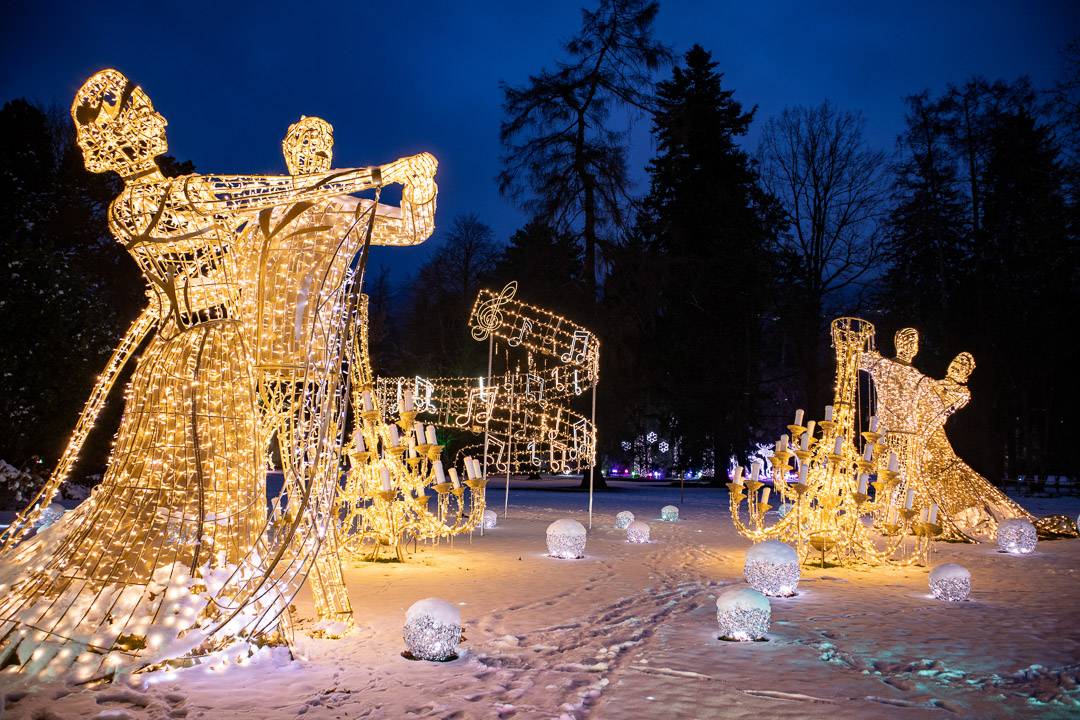 Handgemachte Lichtfiguren erleuchtet den Hofgarten in Innsbruck
