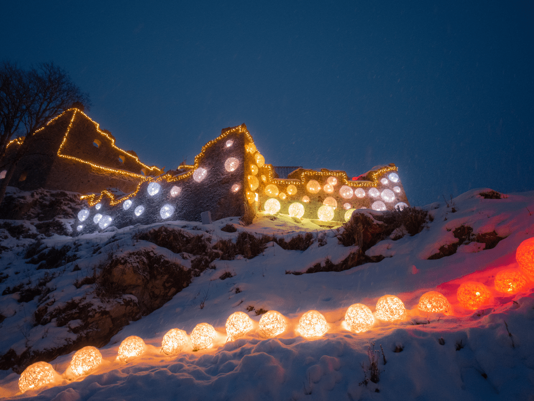 Handgemachte Lichtinstallationen bringen die Burgruine Ehrenberg im Lichterpark LUMAGICA Reutte zum Leuchten