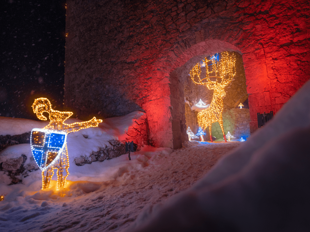 Leuchtende Ritter und Tiere setzten die Burgruine Ehrenberg im Lichterpark LUMAGICA Reutte in Szene