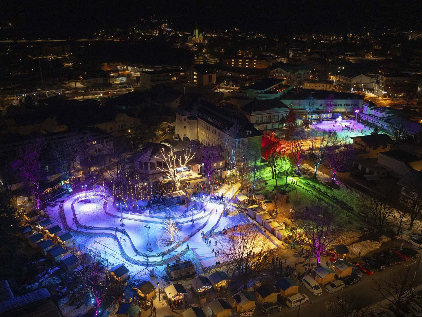 Handgemachte Lichtinstallationen bringen die Burgruine Ehrenberg im Lichterpark LUMAGICA Reutte zum Leuchten